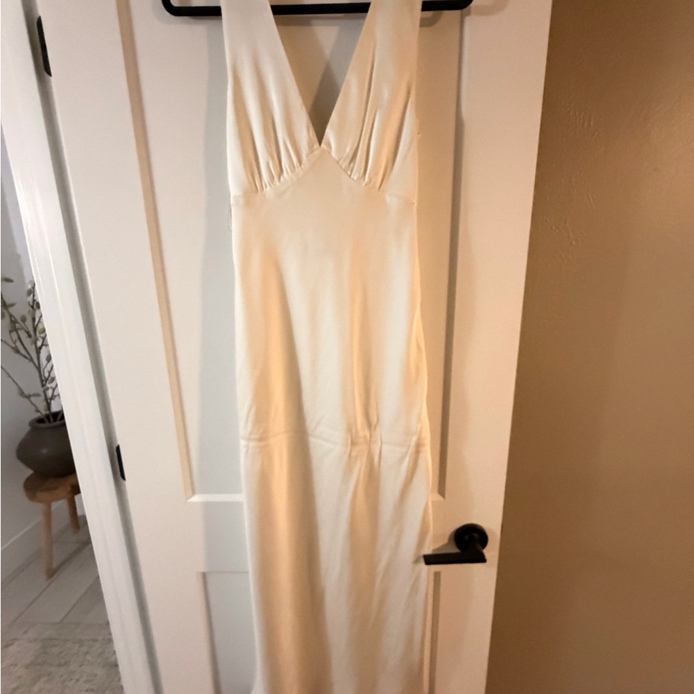 Abercrombie & Fitch Ivory V‑Neck Maxi Dress